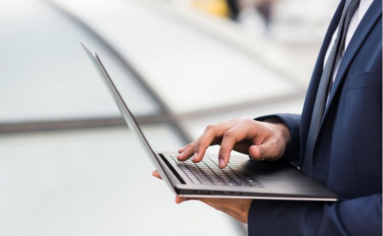 Quais são os 03 benefícios da logística porta a porta da Uniir para empresas que desejam alugar celulares com linha telefônica?