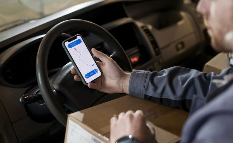 homem no celular analisando logistica